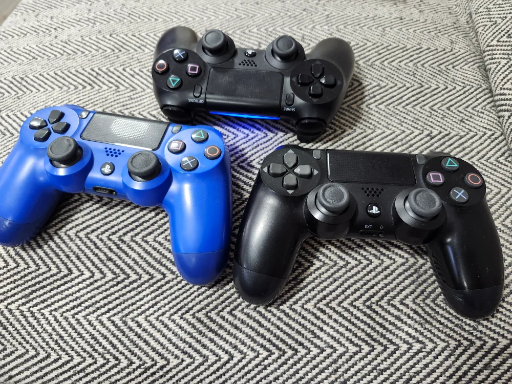 PS4 Games, Console, and Controllers image indicator(4)