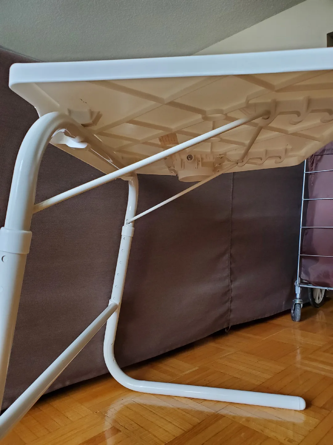 White Adjustable Lightweight Table image indicator(5)