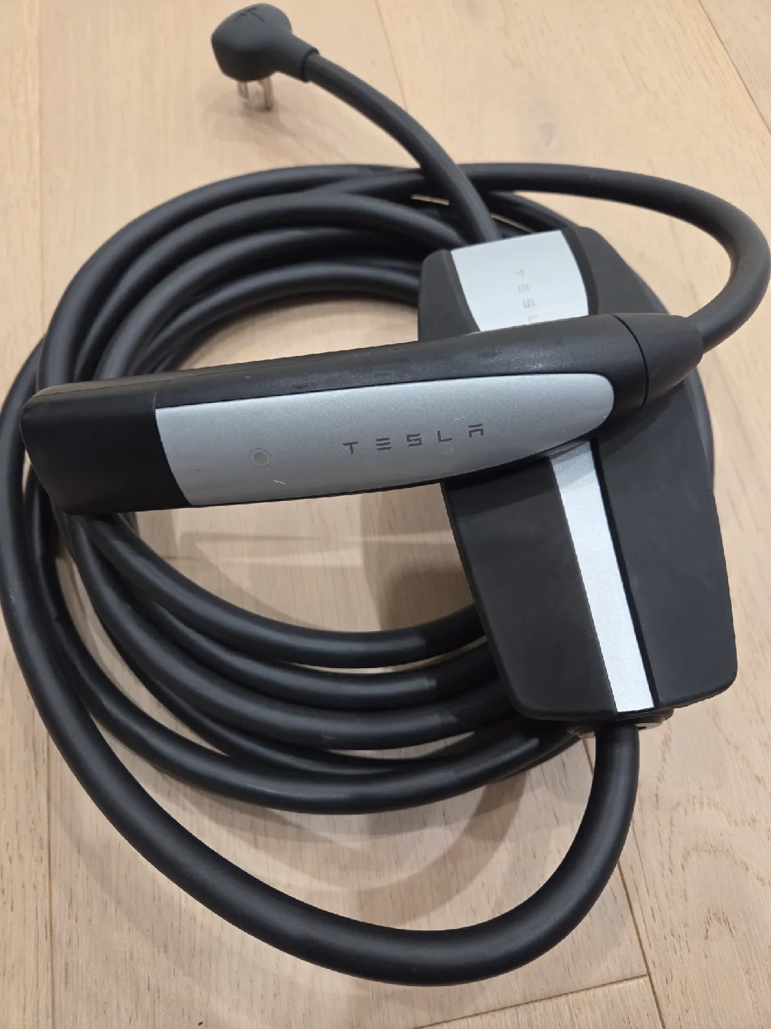 Tesla Universal Mobile Connector image indicator(4)