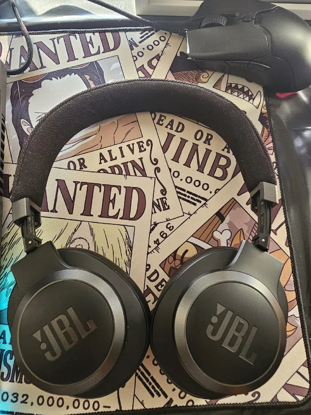 JBL Club 700BT Over-Ear Headphones thumbnail