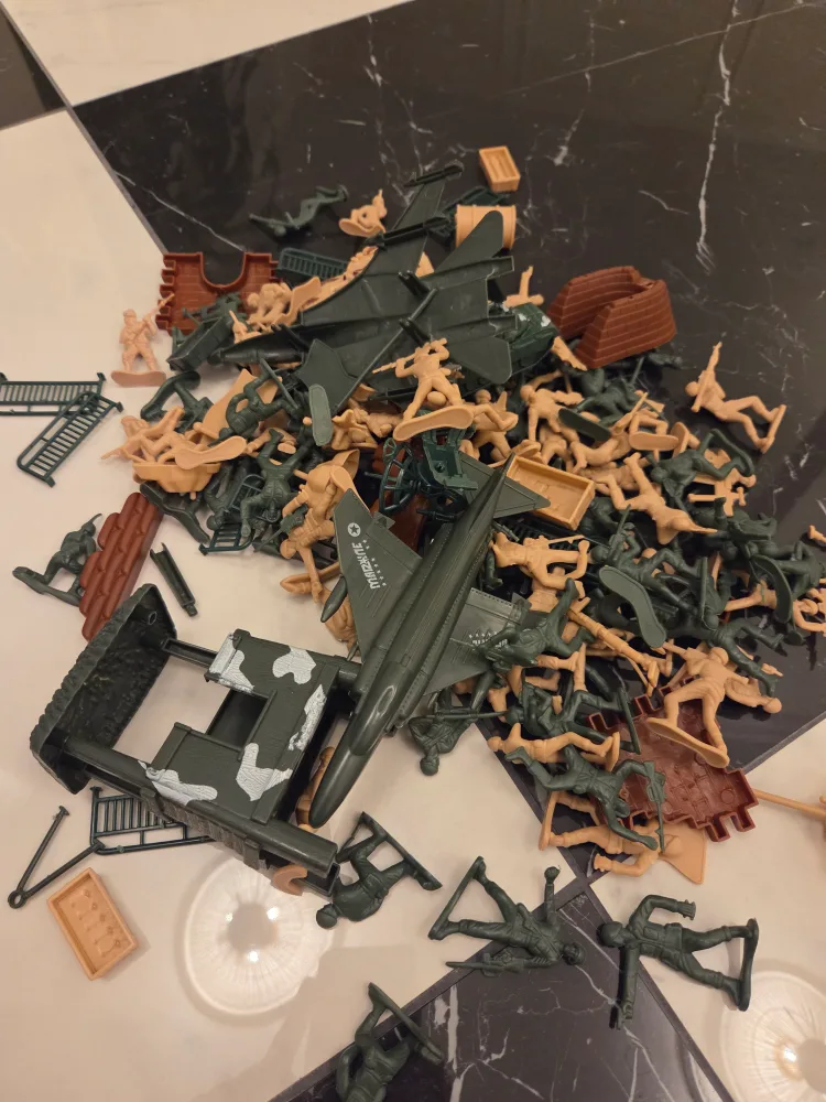 Army Men Playset with Jets and Tanks thumbnail