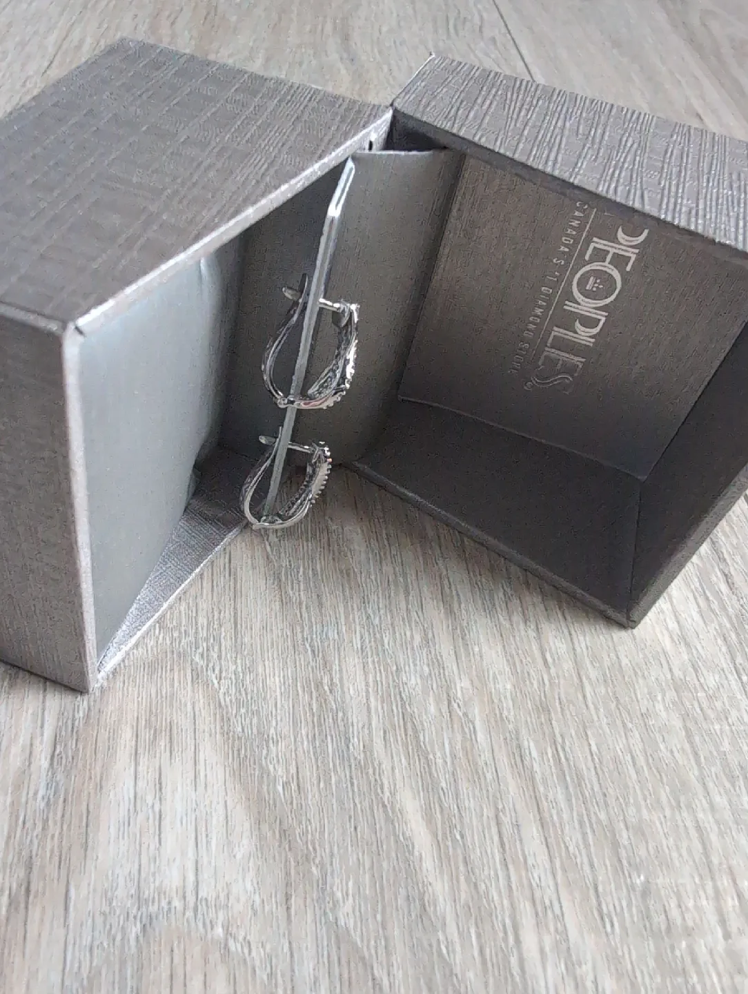 People's Jewellers Diamond Earrings image indicator(2)