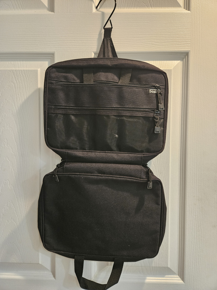 Two Basic Gear Hanging Toiletry Bag & Lulu Guinness Travel Bag - photo 5