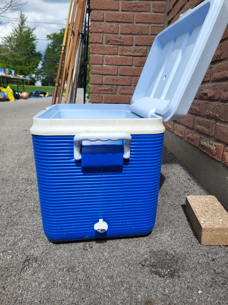 Rubbermaid Blue Cooler image indicator(4)