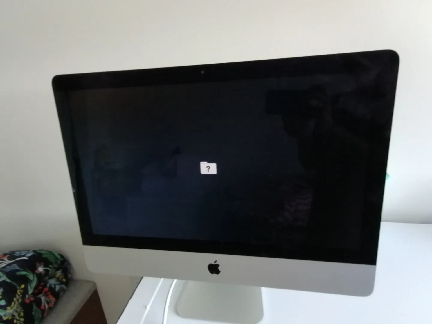 Apple iMac 21.5-inch image indicator(5)