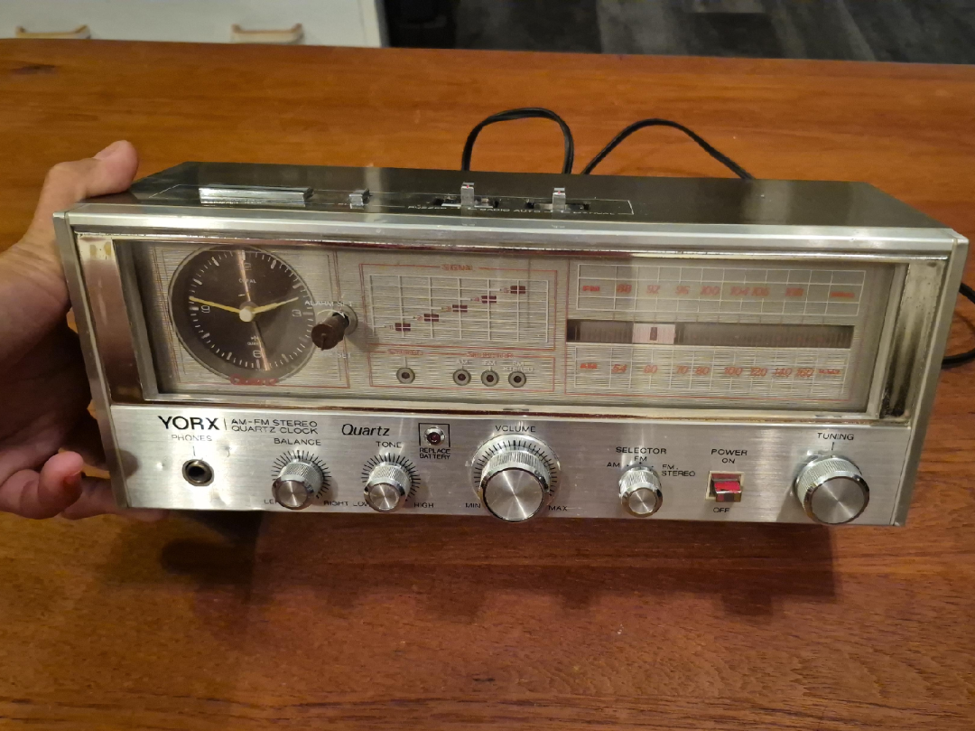 Vintage Yorx AM/FM Stereo Quartz Clock Radio - photo 2