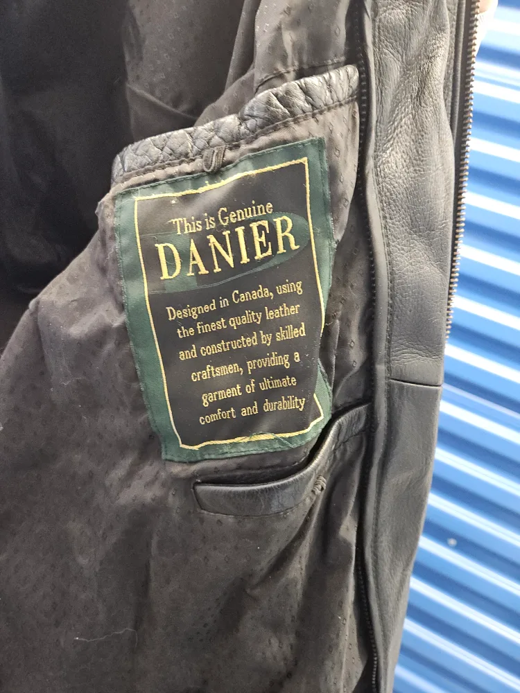 Danier Canada Leather Jacket - Size L image indicator(2)