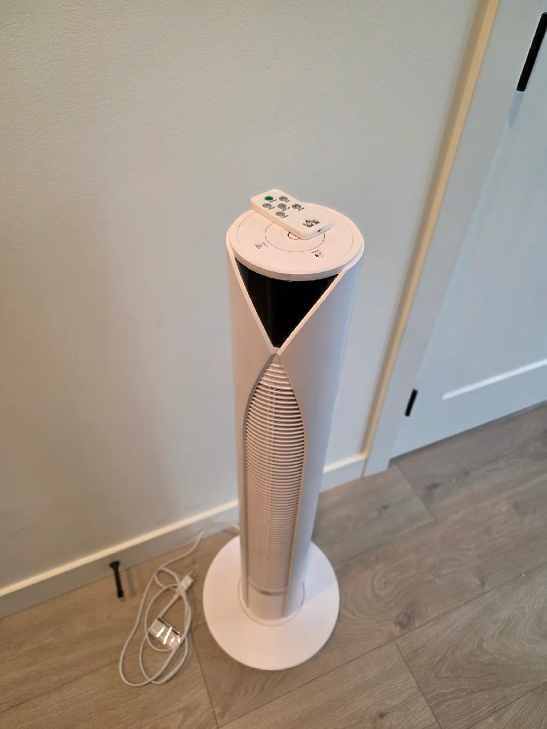 HOMCOM Freestanding Tower Fan - White image indicator(2)