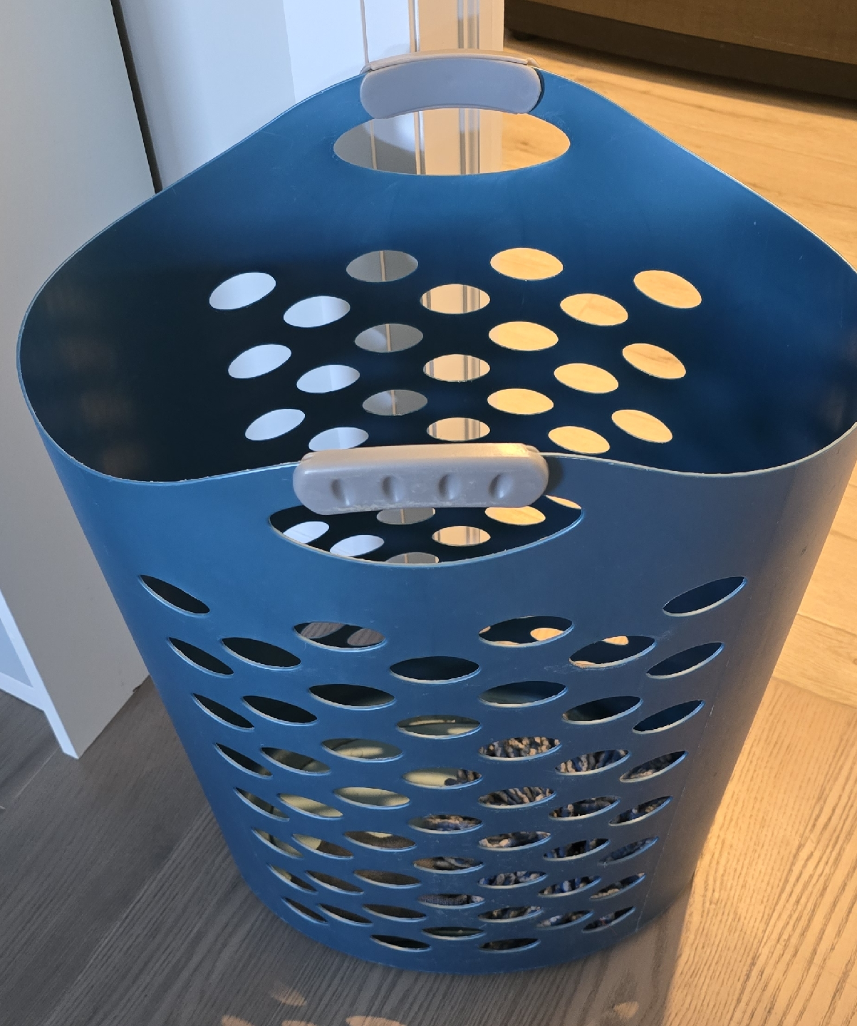 Rubbermaid Blue Laundry Basket - photo 3