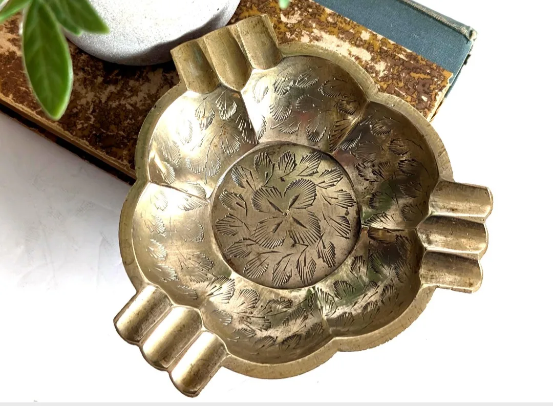 Retro Etched Brass Ashtray image indicator(2)