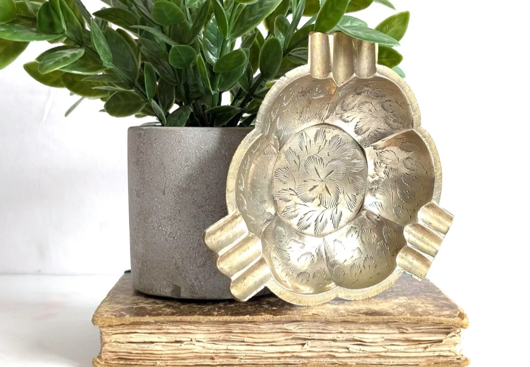 Retro Etched Brass Ashtray image indicator(3)