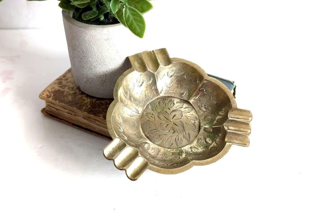 Retro Etched Brass Ashtray image indicator(4)