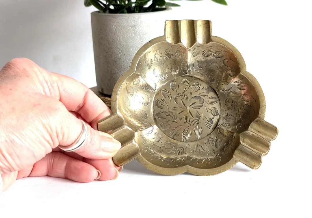 Retro Etched Brass Ashtray image indicator(5)