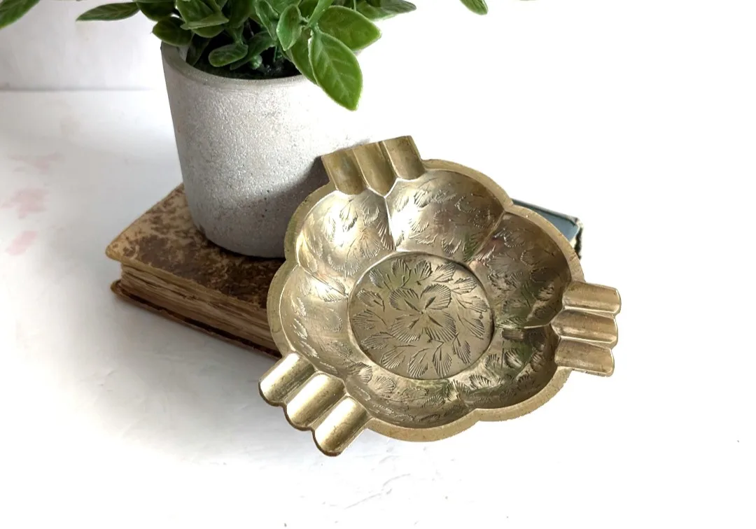 Retro Etched Brass Ashtray image indicator(7)