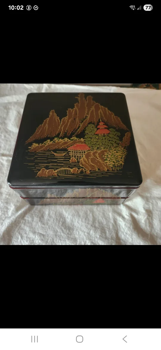 Lacquerware Bento Box with Lid thumbnail