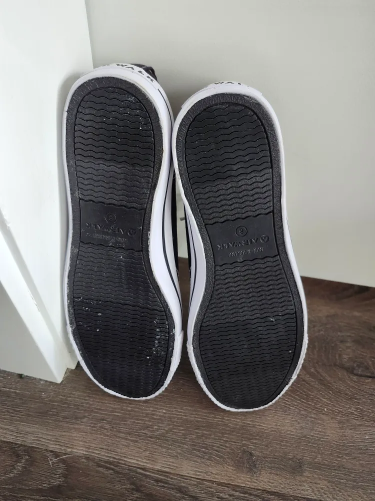 Airwalk Black Canvas Sneakers - Size 8 🥕 image indicator(4)