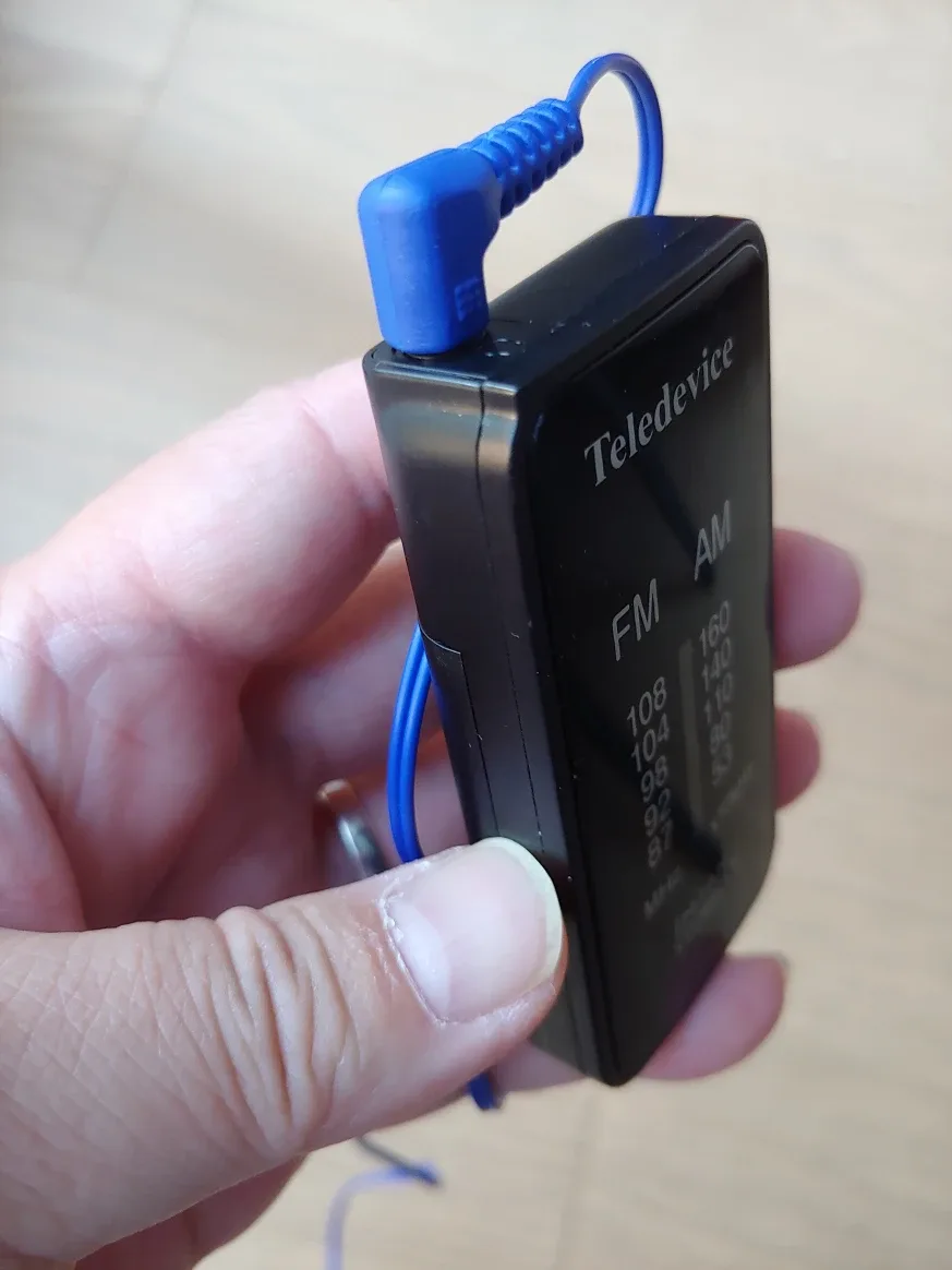 Radio with earphone, FM AM Radio image indicator(5)