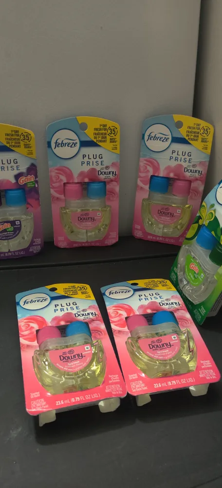 Febreze Plug Prise with Downy/Gain Scent Refills thumbnail