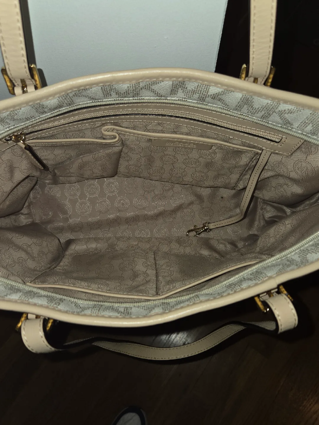 Michael Kors Tote Bag image indicator(2)