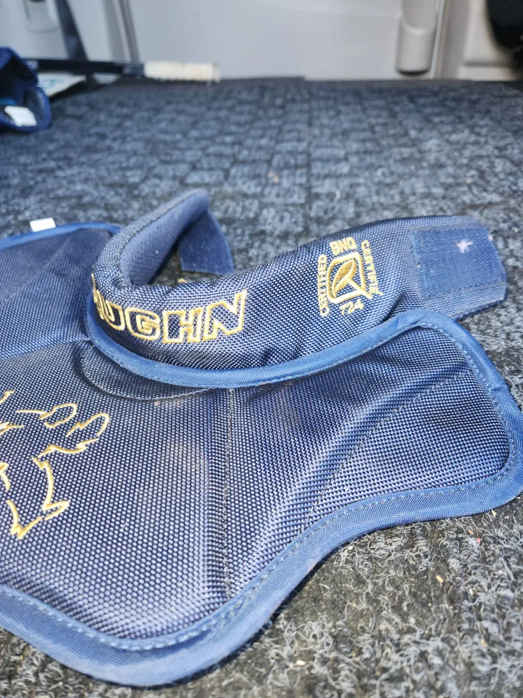 Vaughn VPC-7000 Hockey Neck Guard image indicator(3)