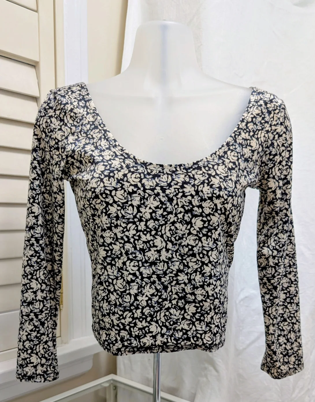 Hollister Sleeve Crop Top - Size Small thumbnail