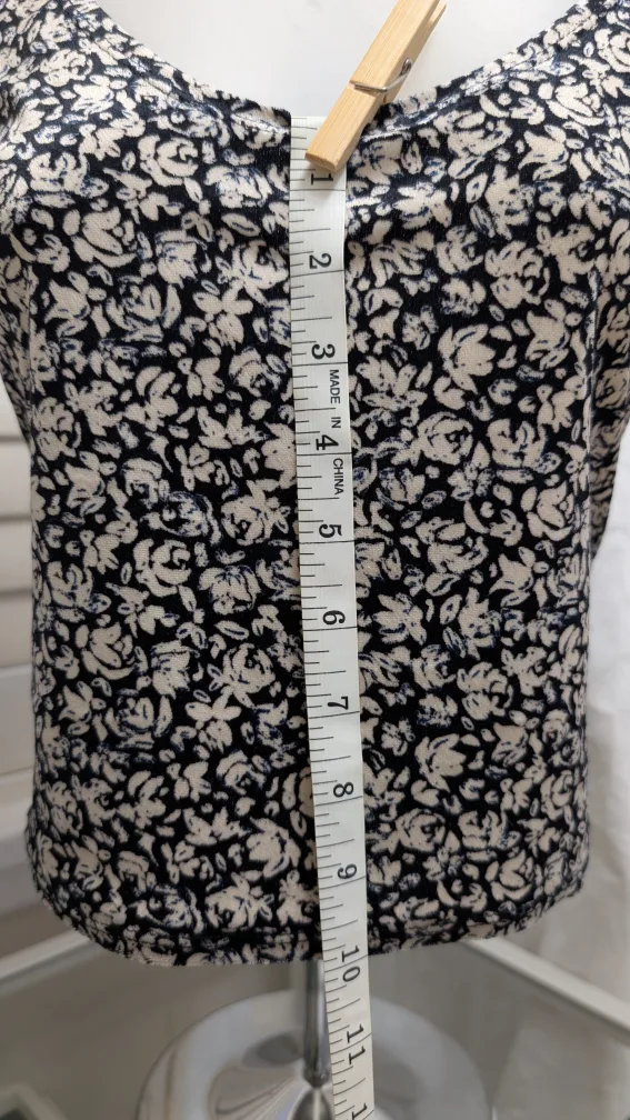 Hollister Sleeve Crop Top - Size Small image indicator(2)