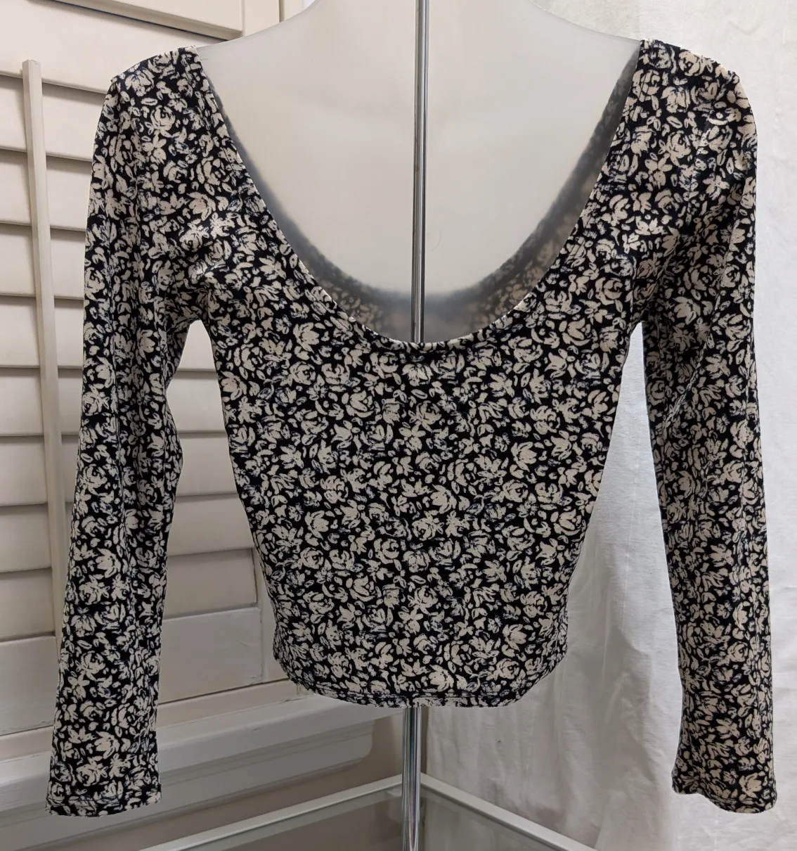 Hollister Sleeve Crop Top - Size Small image indicator(5)