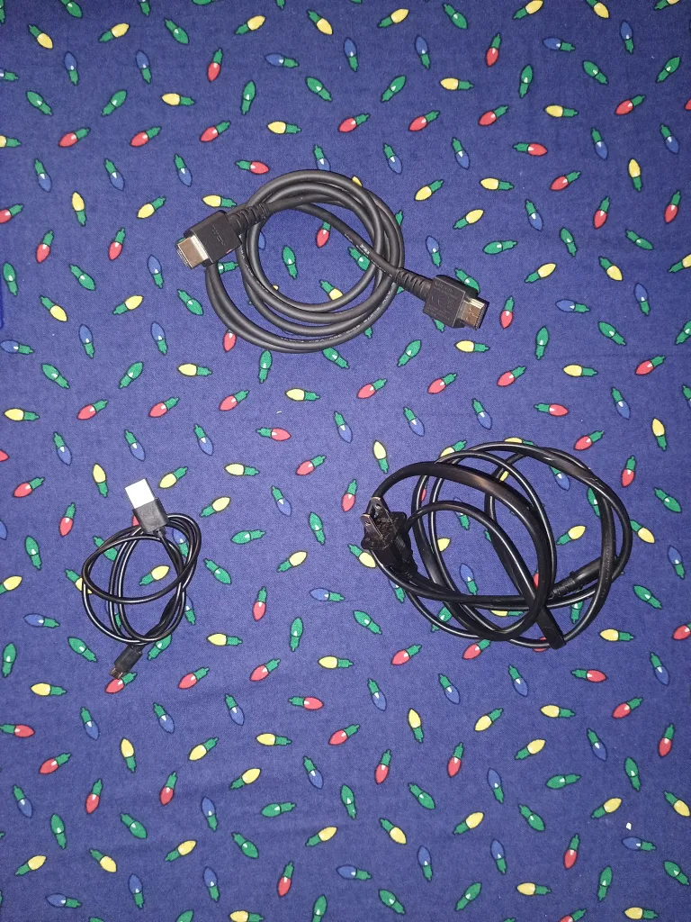 🎮 PS4 Slim 500GB Bundle | 2 Controllers + 3 Hit Games image indicator(3)