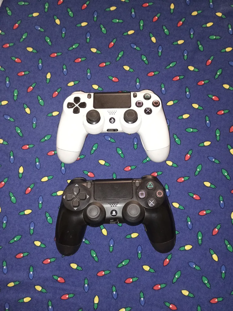 🎮 PS4 Slim 500GB Bundle | 2 Controllers + 3 Hit Games image indicator(5)