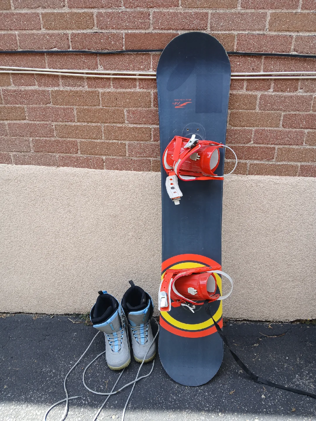 Snowboard and boots size 8 🏠Near Dufferin and Eglinton thumbnail