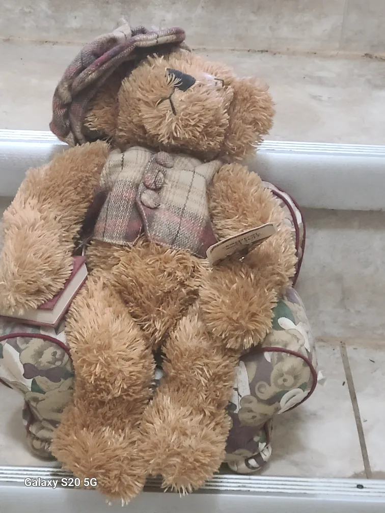 Avon Hat Box Teddies Bear Figurine image indicator(2)