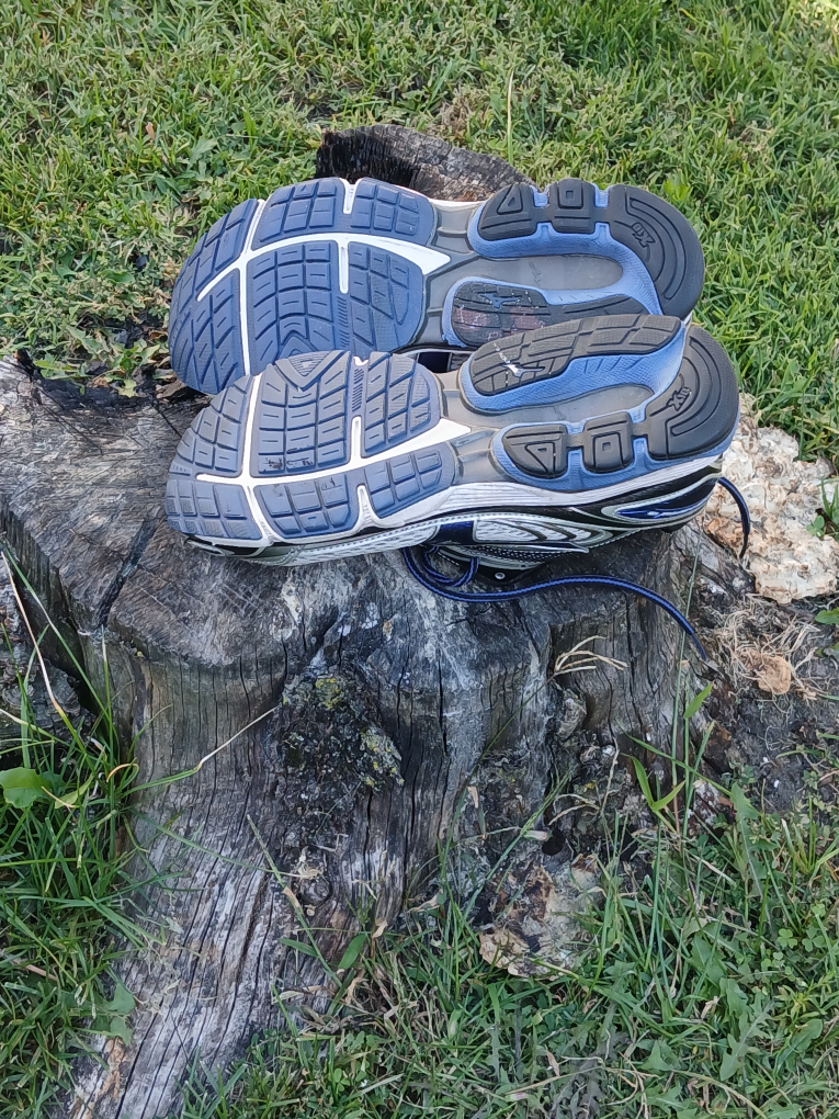 Mizuno Running Shoes - US Size 10 - photo 3