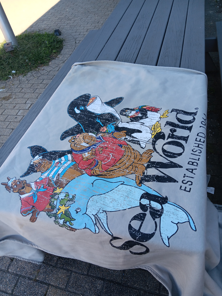 SeaWorld cartoon character vintage blanket - photo 2