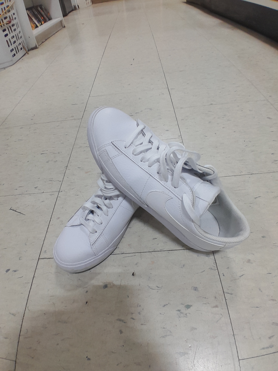 Nike Blazer Low Leather White Sneakers Size 9