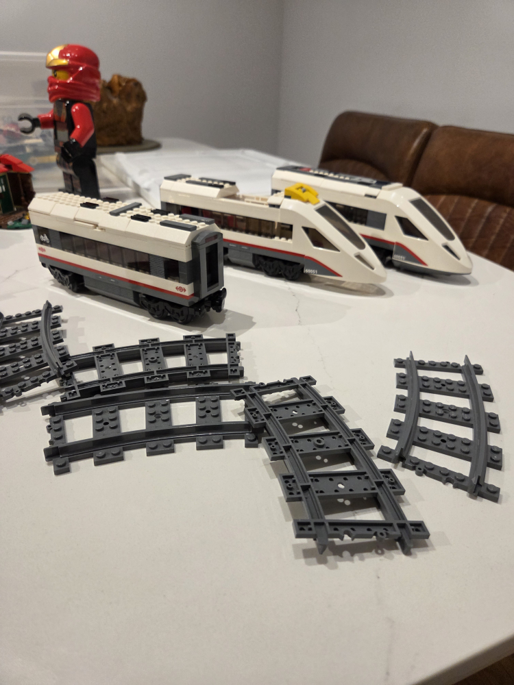 LEGO City High-Speed Passenger Train 60051 - photo 2