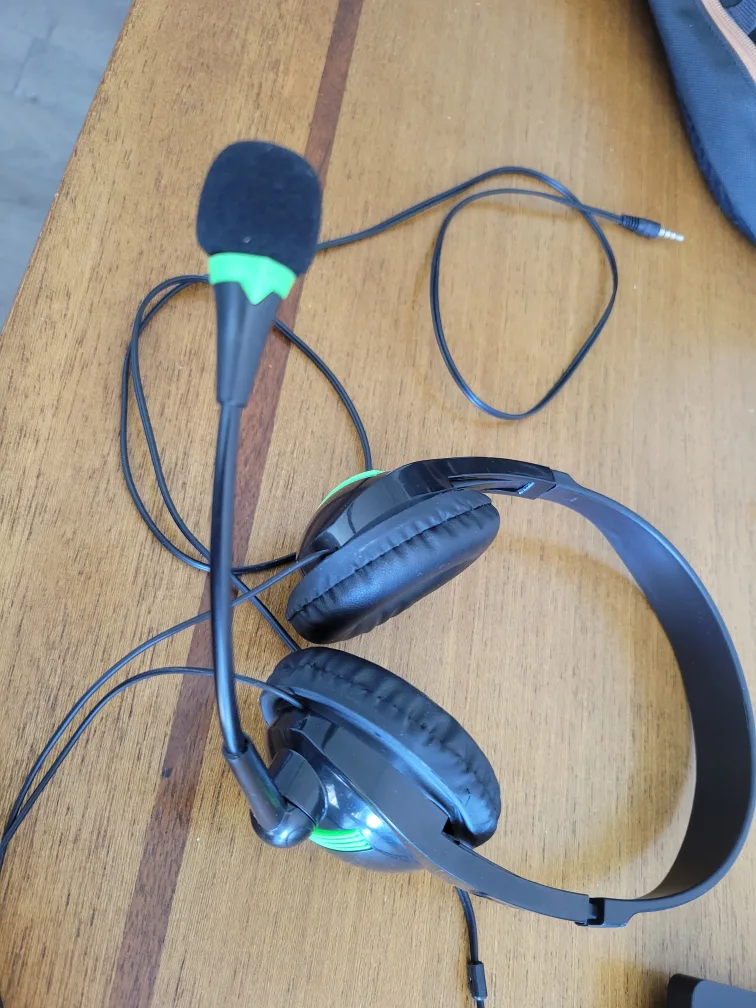 Black Gaming Headset with Microphone image indicator(2)