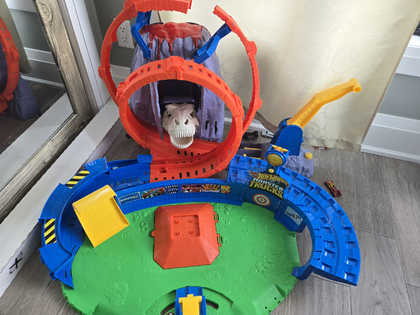 Hot Wheels Monster Trucks Volcano Arena Playset - photo 3