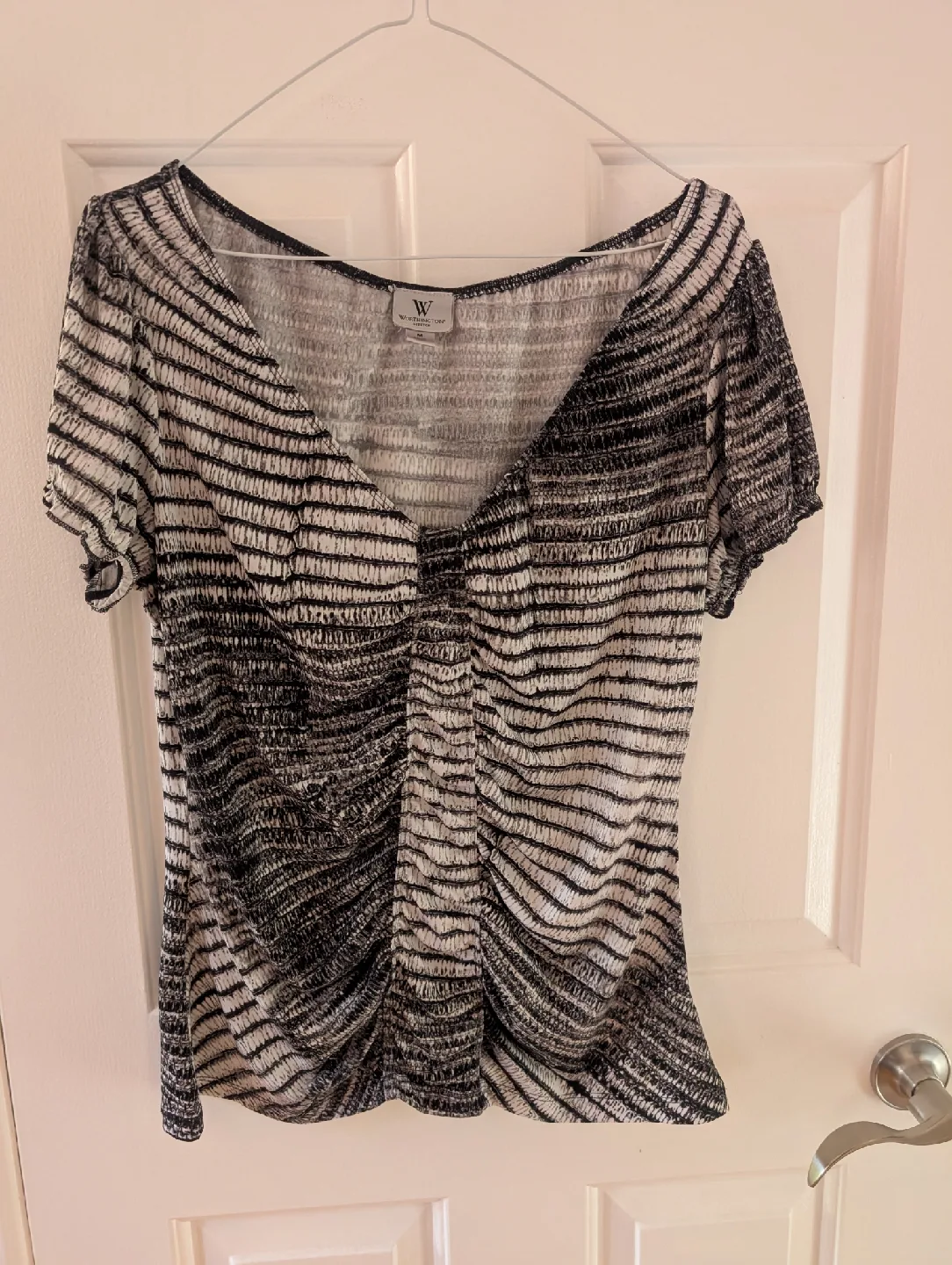 A bundle of 3 tops in black and white, size M image indicator(5)