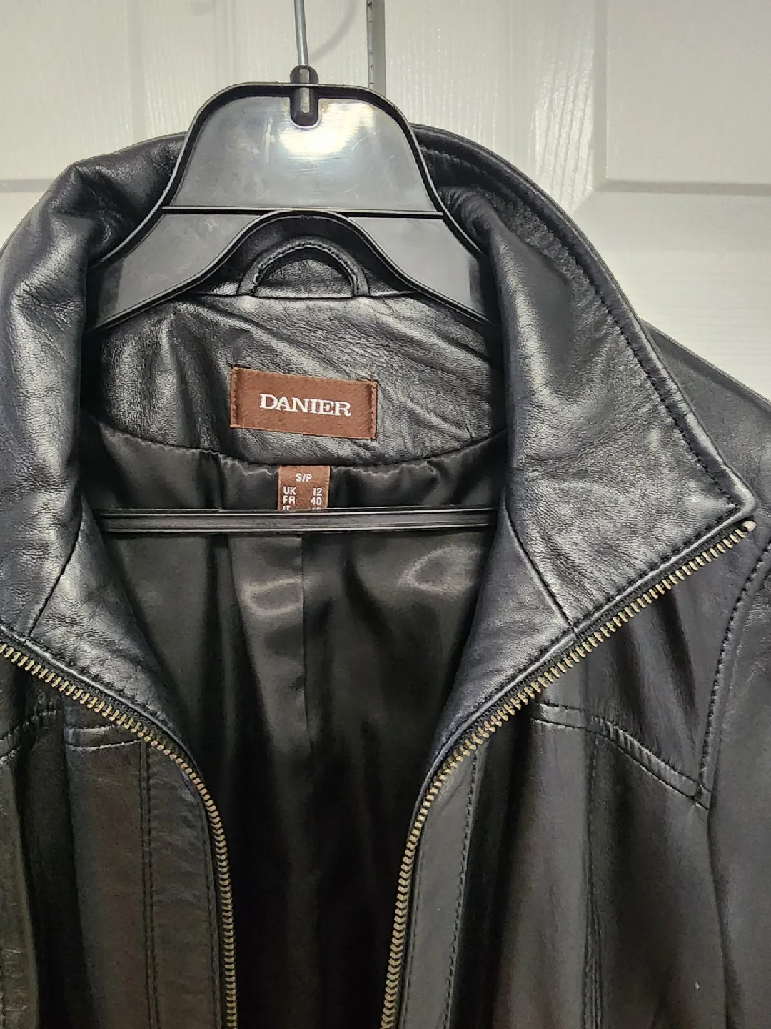 LIKE NEW!!! Women's Danier Black Leather Jacket - Size S/P image indicator(2)
