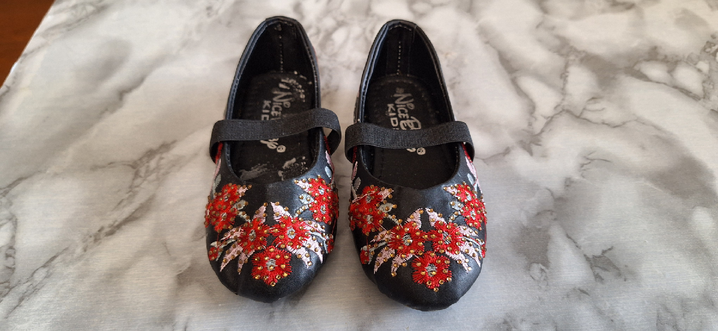 Nice Baby girl Black Floral Shoes - Size 4