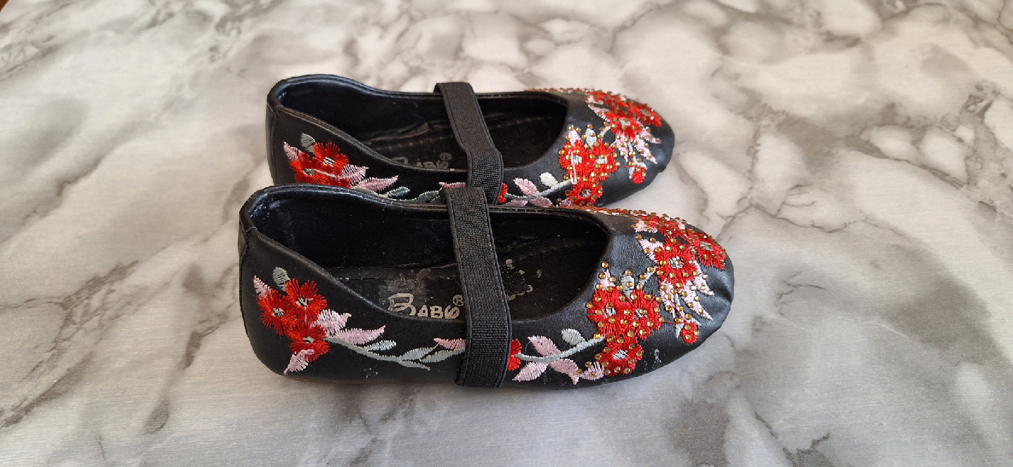 Nice Baby girl Black Floral Shoes - Size 4 - photo 2