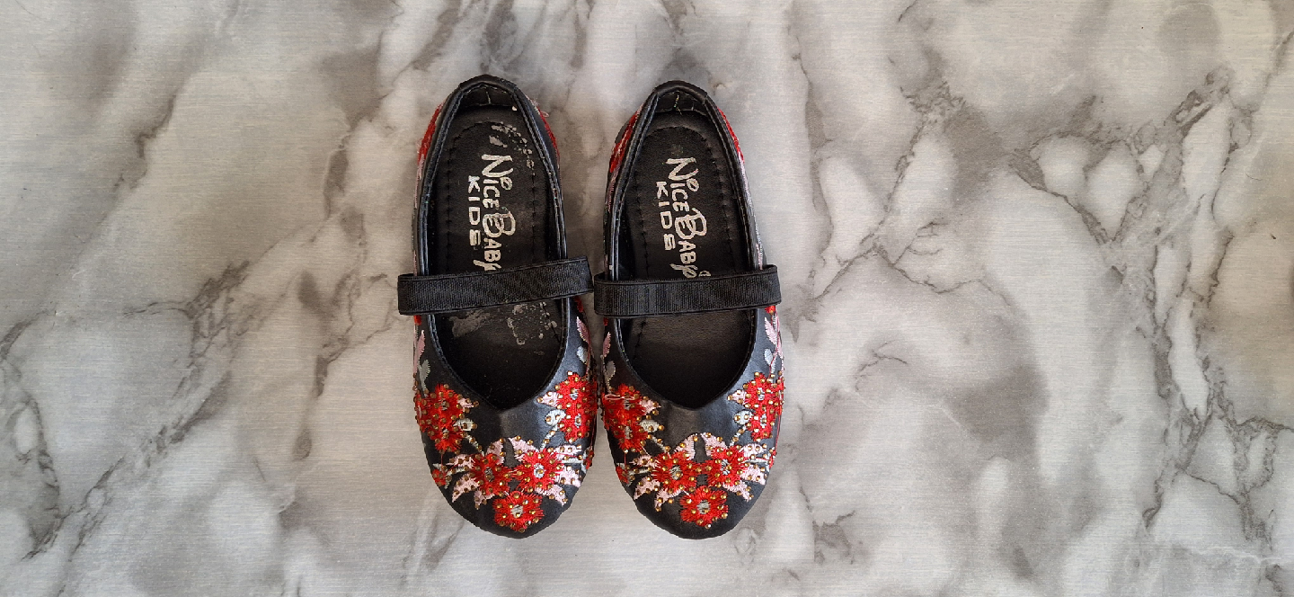 Nice Baby girl Black Floral Shoes - Size 4 - photo 4
