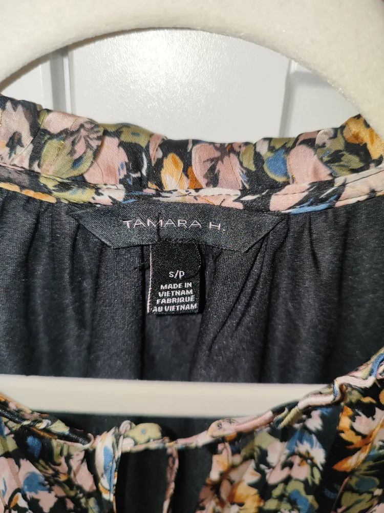 Assorted women clothing - Size Small image indicator(3)