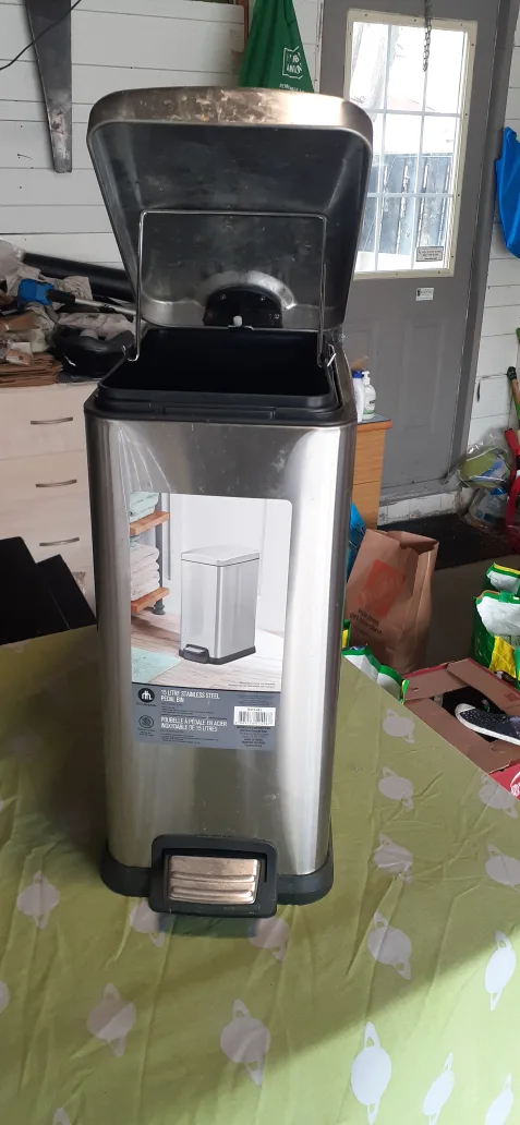 Stainless Steel 15 Litre Step Trash Can image indicator(3)