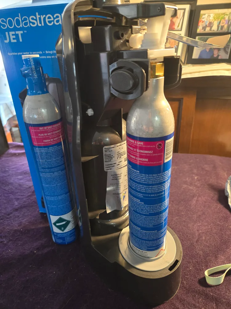 SodaStream Jet with bottles and CO2 image indicator(4)