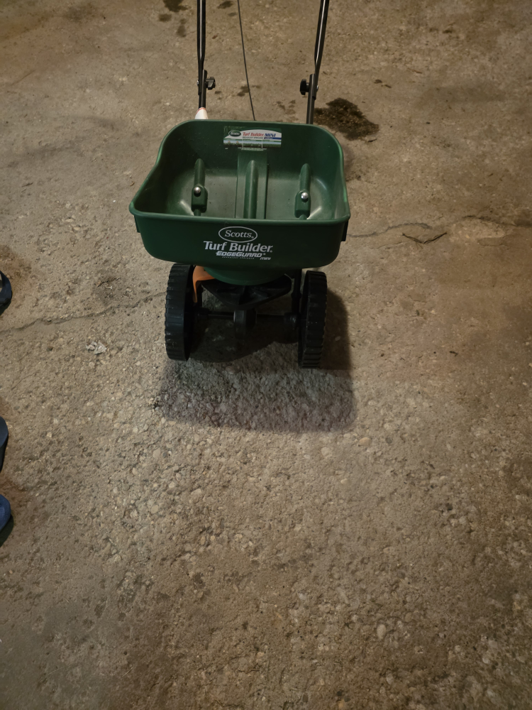 Scotts Turf Builder Mini Broadcast Spreader - photo 2