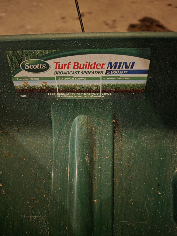 Scotts Turf Builder Mini Broadcast Spreader - photo 3