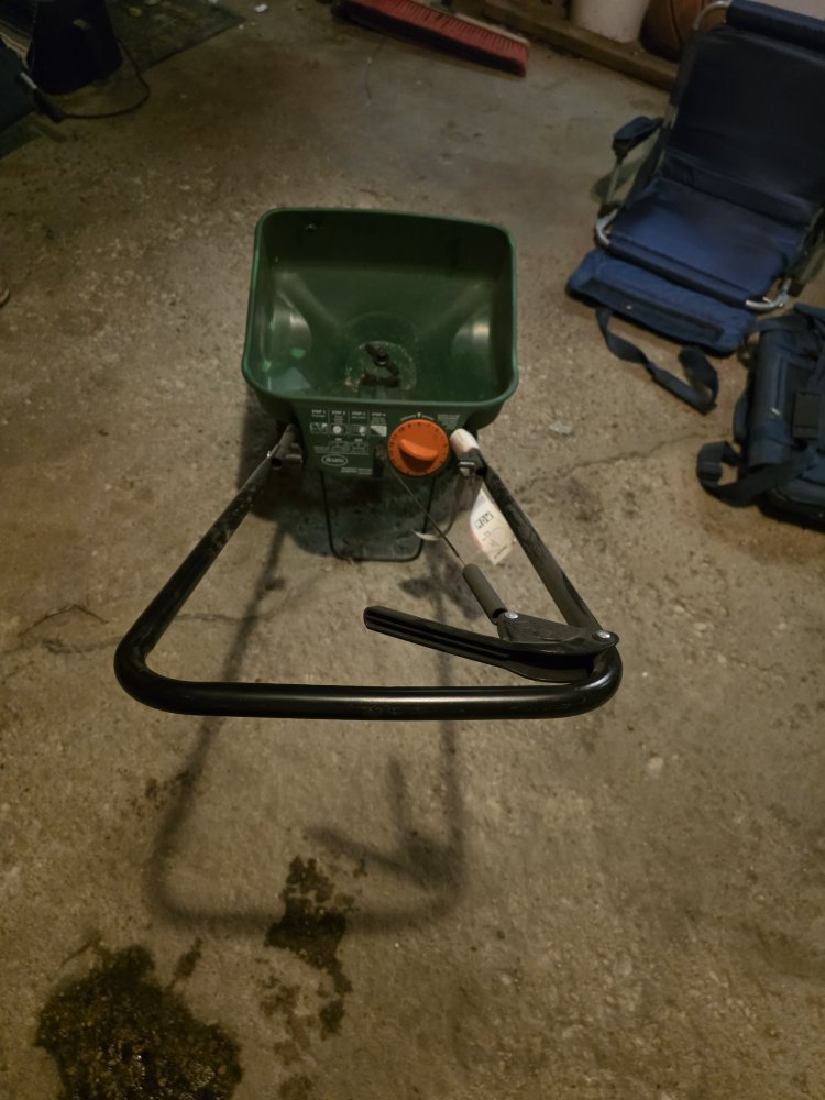 Scotts Turf Builder Mini Broadcast Spreader - photo 5