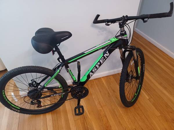 Aspen Super Sport Mountain Bike with Helmet