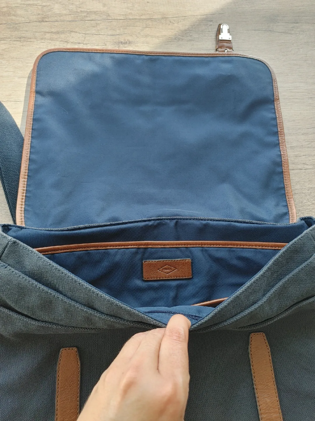 Fossil Messenger Bag image indicator(4)